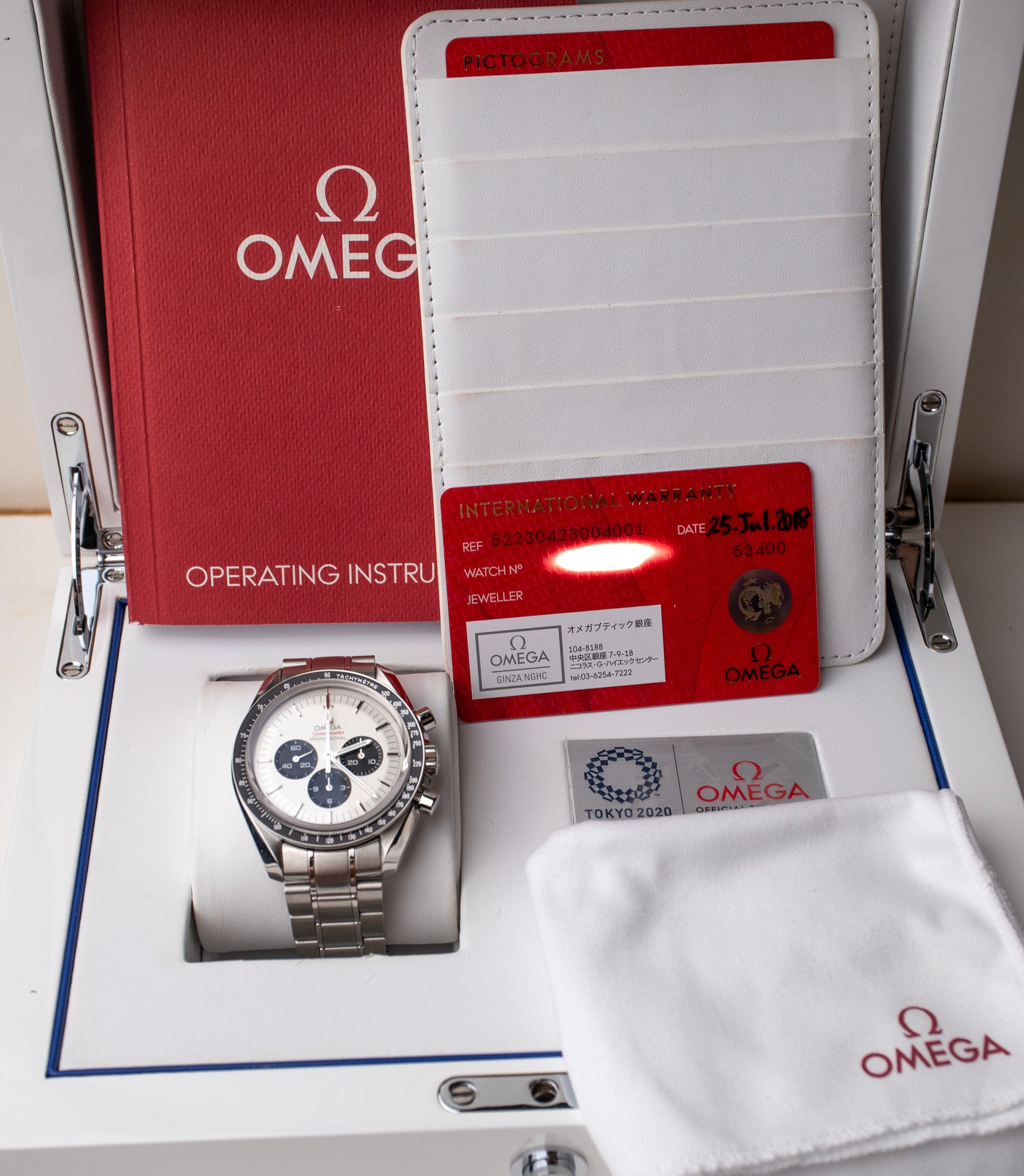 Omega Speedmaster Tokyo 2020 Panda 522.30.42.30.04.001